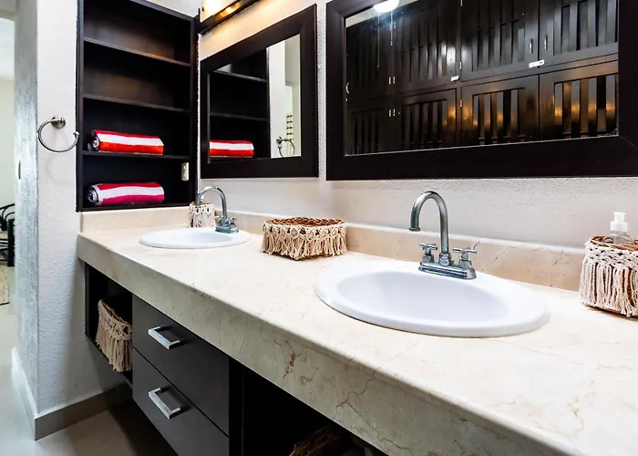Stunning Large Remodeled Penthouse-big Canal Views Apartment